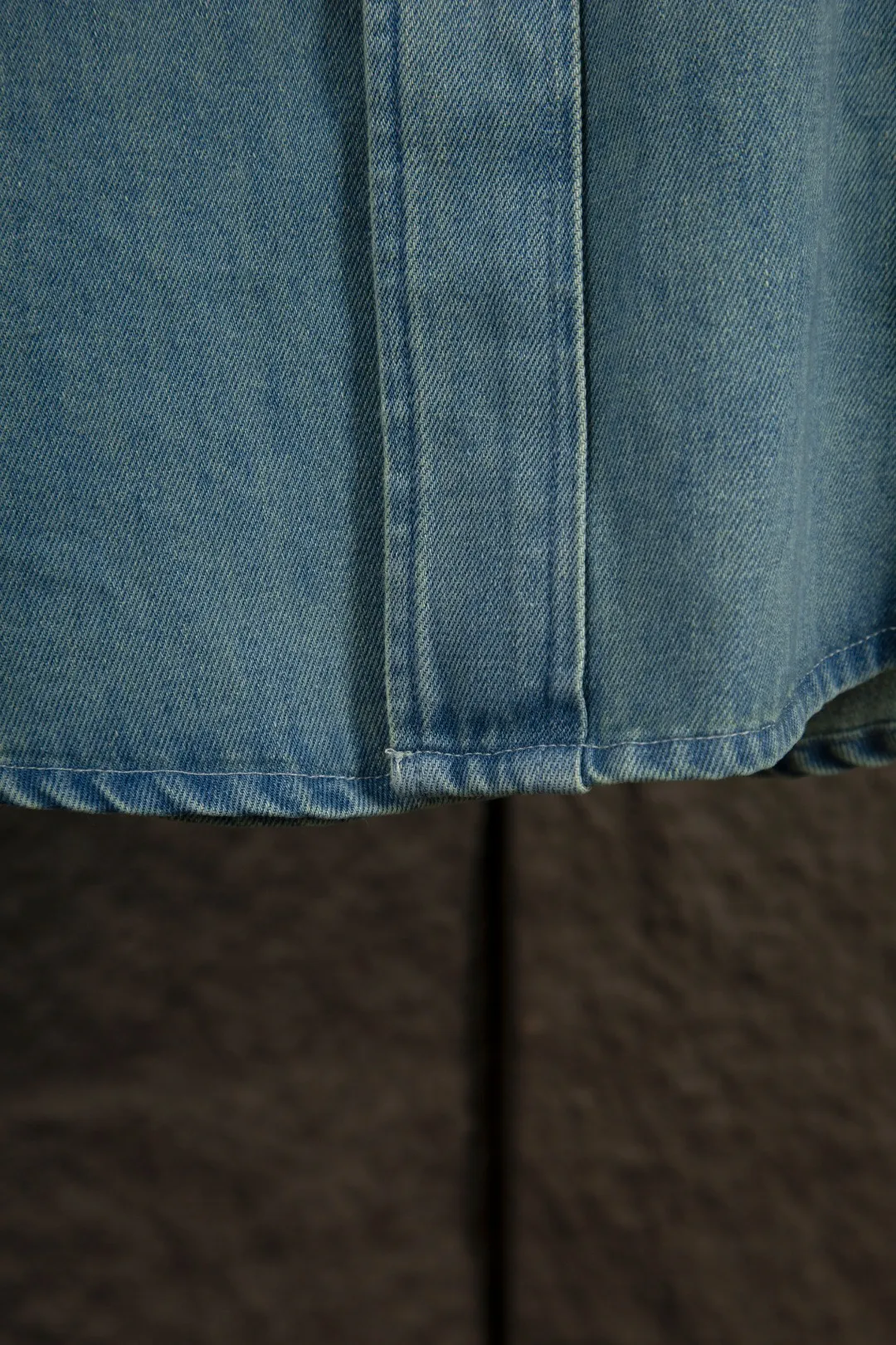 P250 Actual Photos [Popular New Style] Model Number: 25105# Color: Denim Blue Size: S to A versatile shirt that can be worn in all seasons. It is oversized and has a translucent fade. It can be worn alone or layered as a jacket. It can also be worn as an inner layer of a sweater. It has a lightly distressed wash fade and is naturally white. The upper body is retro and casual. Save the mismatch.